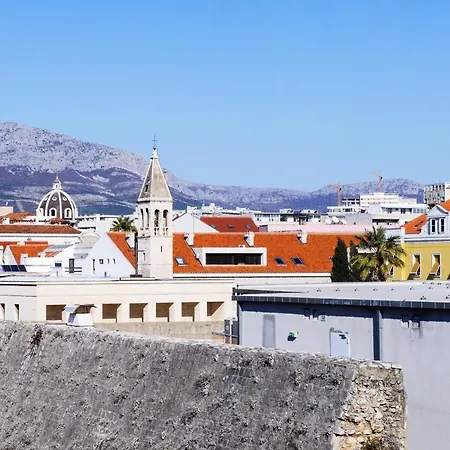 Double Bedroom On Great Location With Balcony Apartman