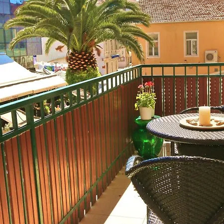 公寓 Double Bedroom On Great Location With Balcony